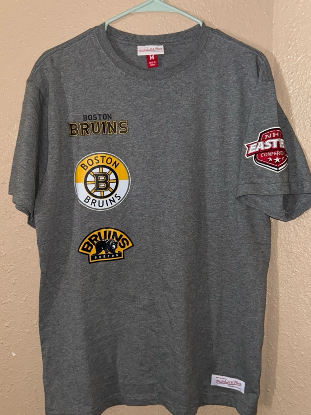 Mitchell & Ness Boston Bruins Men's med Gray Short-Sleeve Logo T-Shirt NWOT